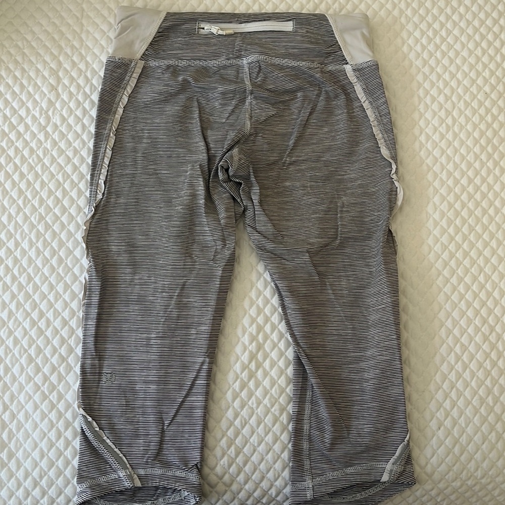 lululemon athletica knee length run crop size 4